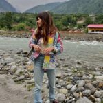Sanjana Sanghi Instagram – Making a film in ~ That shining sun.
Those laughing leaves.
That crystal clear sky.
Those majestic mountains.
These memories, these moments of creative liberation. 

And most importantly, those blissful mountain power naps. 

Life, muchas gracias! ☺️ ⛅️ 🏔♥️ 🎥 Himachal Pradesh