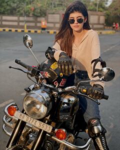 Sanjana Sanghi Instagram - Bit the bullet!!! 💥🏍 There really are no words to describe the nervousness, thrill and joy of the past few months in training for and picking up a new skill such as this. I couldn’t have ever imagined being able to, feeling right at home while on the road continuously and falling in love with it, for life. Need your blessings & hugs as we’ve hit the ground running on my next film and our passion project #DhakDhak ♥️🎥 . . . . @dhakdhakjourney #RatnaPathak @diamirzaofficial @fatimasanashaikh @viacom18studios #OutsidersFilms @blmpictures @dudeja_sahaab @parijat_joshi @taapsee @ajit_andhare @pranjalnk @aayush_blm
