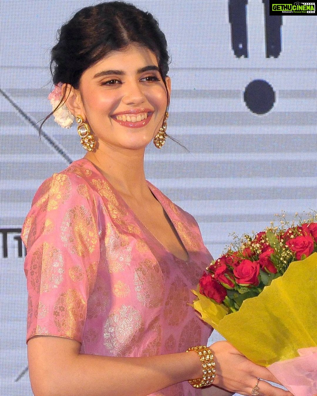 Sanjana Sanghi Instagram - Thank you @milokmat for this honor, I’m truly humbled. #LokmatWomenSummit2022 Sharing the stage and getting to learn from my fellow panelists, path-breaking & inspirational women Thought Leaders & Changemakers ascertains the belief and faith in the future of gender equality being an actual reality, and the limitless power that resides inside of every woman. It fuels our efforts in an up-hill journey of empowering the Girl Child. With my hope of working towards curbing the rapidly increasing rate of drop outs from school post the pandemic. #Shero #AllyUpForHer #GenderEquality #WomensRights #HeForShe @unwomen @unwomenindia #UNSDGs • Styled by @eshaamiin1 • Wearing : @raw_mango @stevemaddenindia •