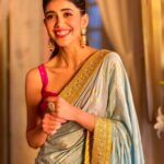 Sanjana Sanghi Instagram - #WhatsNotToLove 💕 Wearing this stunning saree by @houseofmasaba ( @masabagupta ) & re-uniting on set with @beatnikbob5 , my eternal cheerleader-cum-director of my first ever ad-film as a kiddo 11 years ago.🥰 Goa
