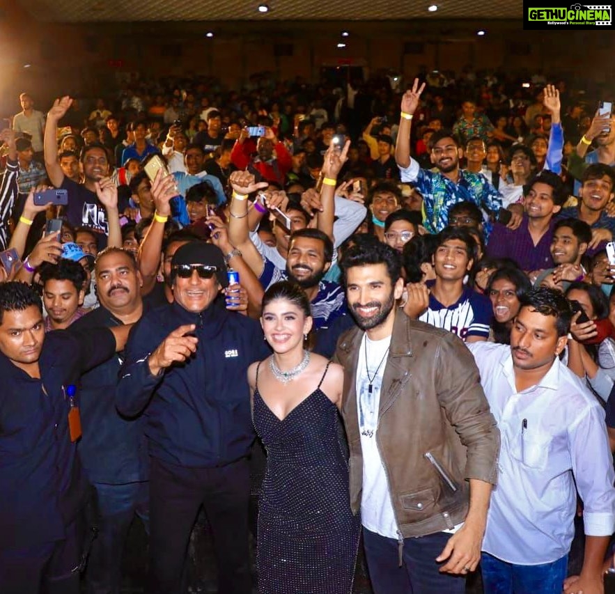 Sanjana Sanghi Instagram - From this beautiful moment filled with your love at our premier, to now meeting you in your homes - #OM is streaming now on @zee5 π₯β₯οΈ @adityaroykapur @apnabhidu π Gaiety Galaxy Cinemas