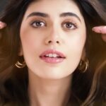 Sanjana Sanghi Instagram - Need an instant hair spa at home?? Check out my Salon-like Smoothening treatment in just 5 mins with the Extraordinary Oil Steam Mask! Launched for the first time in India to give you that perfect salon look. @lorealparis @mynykaa #KeepItSteaming #5MinsSalonHair #ExOilSteamToShine #ExoilSmooth #Collab