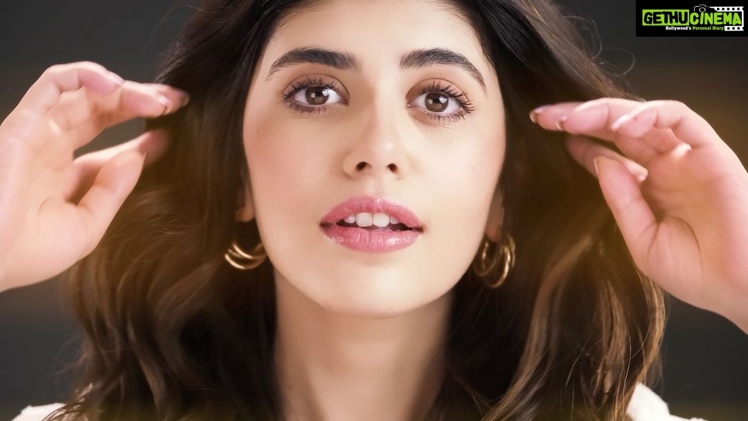 Sanjana Sanghi Instagram - Need an instant hair spa at home?? Check out my  Salon-like Smoothening treatment in just 5 mins with the Extraordinary Oil  Steam Mask! Launched for the first time