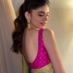 Sanjana Sanghi Instagram - #WhatsNotToLove 💕 Wearing this stunning saree by @houseofmasaba ( @masabagupta ) & re-uniting on set with @beatnikbob5 , my eternal cheerleader-cum-director of my first ever ad-film as a kiddo 11 years ago.🥰 Goa