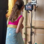 Sanjana Sanghi Instagram - #WhatsNotToLove 💕 Wearing this stunning saree by @houseofmasaba ( @masabagupta ) & re-uniting on set with @beatnikbob5 , my eternal cheerleader-cum-director of my first ever ad-film as a kiddo 11 years ago.🥰 Goa