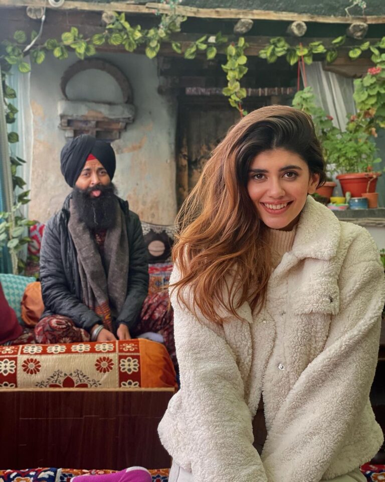 Sanjana Sanghi Instagram - Teas of many kinds, fries of a warm and yum kind, cold of a freezing kind, and laughter of a hectic kind.♥️ #InBetweenShots 🎥 #DhakDhak Old Road Leh