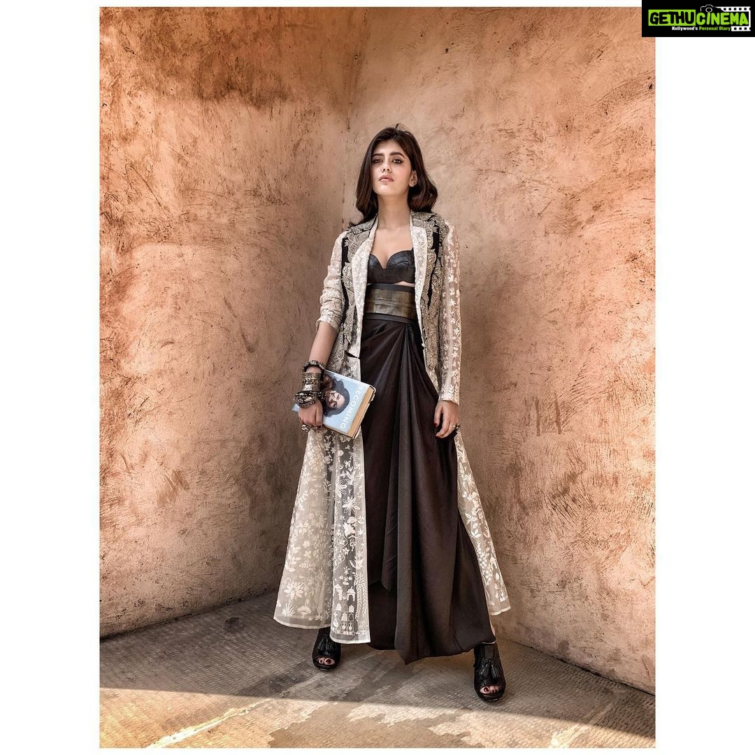 Sanjana Sanghi Instagram - Hope you aren’t denying yourself the magic of books to find your answers & your sense of calm. 🤍✨ They’ve been my respite longer than I can remember. #WorldBookDay _______________ 👗 @hoorvi.j.valaya / wearing @anamikakhanna.in @rahulmishra_7 @shivanandnarresh @amrapalijewels @trovluxe @chalkstudio 💄 @shrutiandyashwini 📸 @jjvalaya_the.other.side