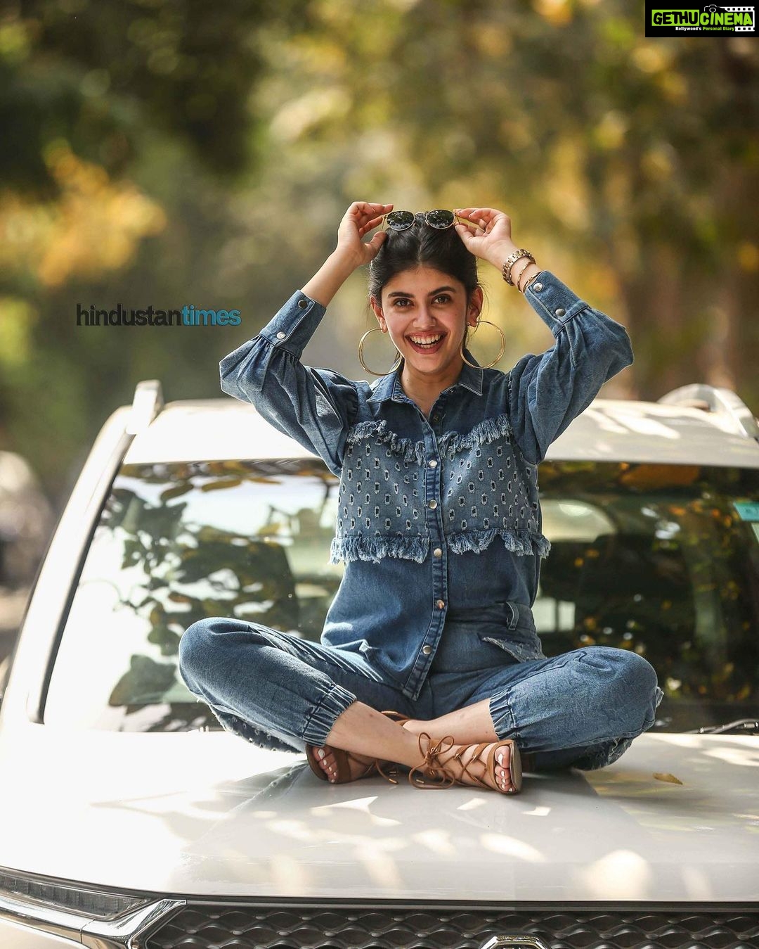 Sanjana Sanghi Instagram - Here’s to nostalgia, memories, home and everything warm yummy & fuzzy in between 🤎 To the gullies around school & college where we both lost & found ourselves. To the Chhole Bhature & Golgappas that were always caught between having limited pocket money and an endless appetite. To the Tandoori Momos in the middle of college that tasted unreal even on the hottest summer days. @hindustantimes : thank you for indulging me with this trip down memory lane in my Dilli, making me do all the things that constituent every element of who I am. Mazza aa gaya. 🤍✨ #NoPlaceLikeHome @rishazod . . . . Wearing : @mellowdrama_official New Delhi