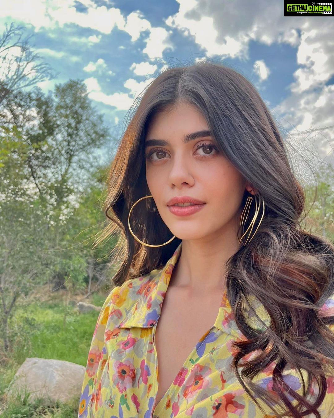 Sanjana Sanghi Instagram - Never met a sunset I didn’t like ☀️ 🌍 • A #PhotoDump from a walk back from set after a long, bright & beautiful day of filming 🎥 - focus shift to finding the right kebabs to be devoured for dinner 🥘 • Yerevan, Armenia