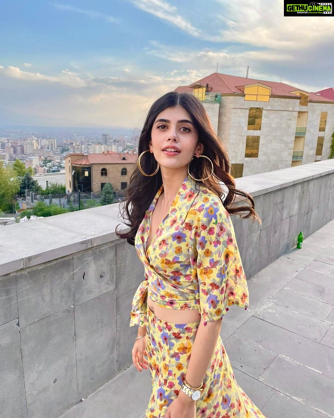Sanjana Sanghi Instagram - Never met a sunset I didn’t like ☀️ 🌍 • A #PhotoDump from a walk back from set after a long, bright & beautiful day of filming 🎥 - focus shift to finding the right kebabs to be devoured for dinner 🥘 • Yerevan, Armenia