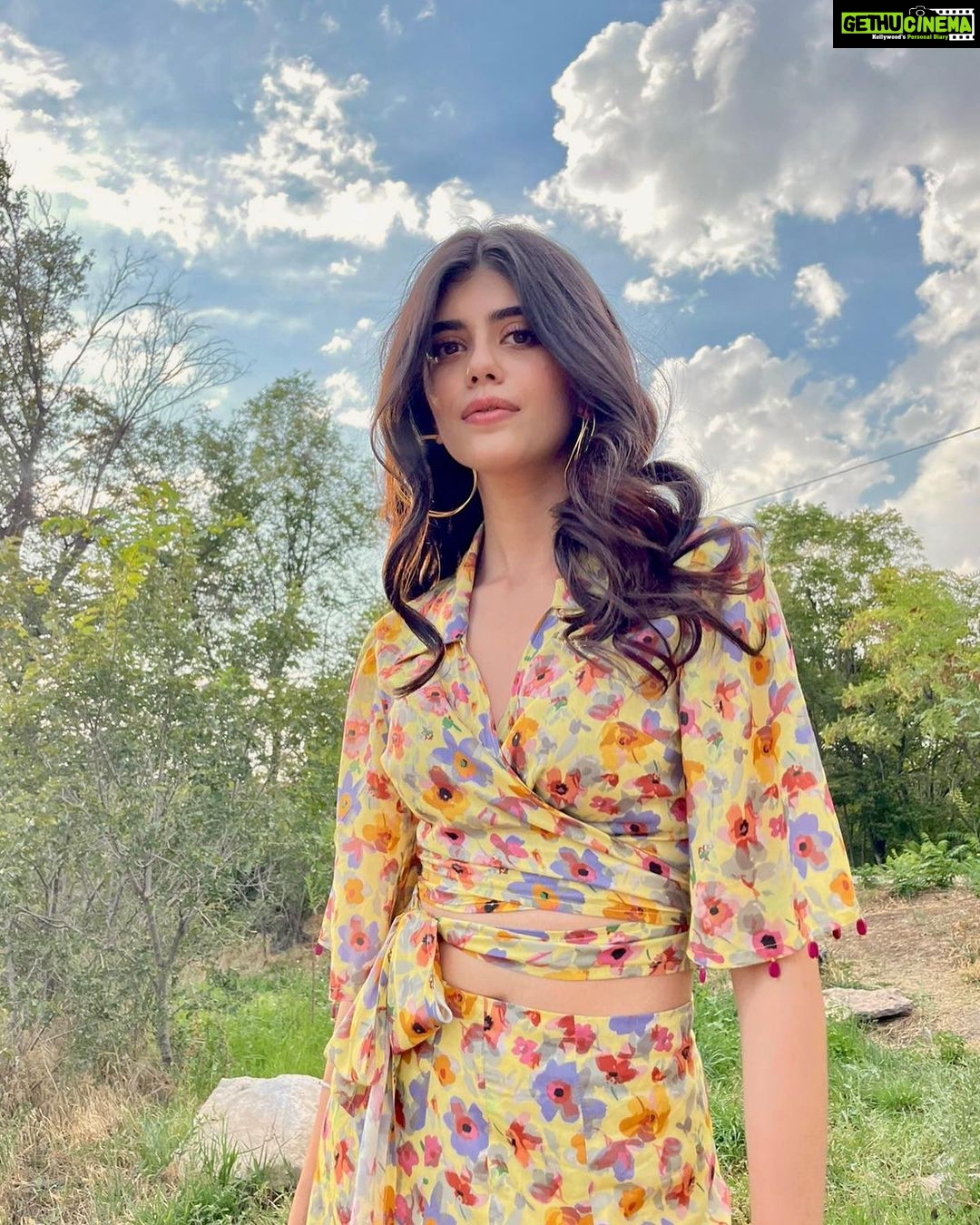 Sanjana Sanghi Instagram - Never met a sunset I didn’t like ☀️ 🌍 • A #PhotoDump from a walk back from set after a long, bright & beautiful day of filming 🎥 - focus shift to finding the right kebabs to be devoured for dinner 🥘 • Yerevan, Armenia