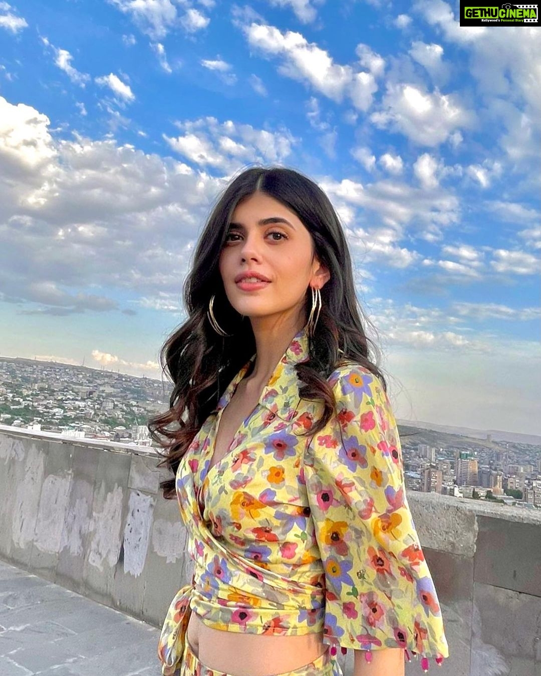 Sanjana Sanghi Instagram - Never met a sunset I didn’t like ☀️ 🌍 • A #PhotoDump from a walk back from set after a long, bright & beautiful day of filming 🎥 - focus shift to finding the right kebabs to be devoured for dinner 🥘 • Yerevan, Armenia