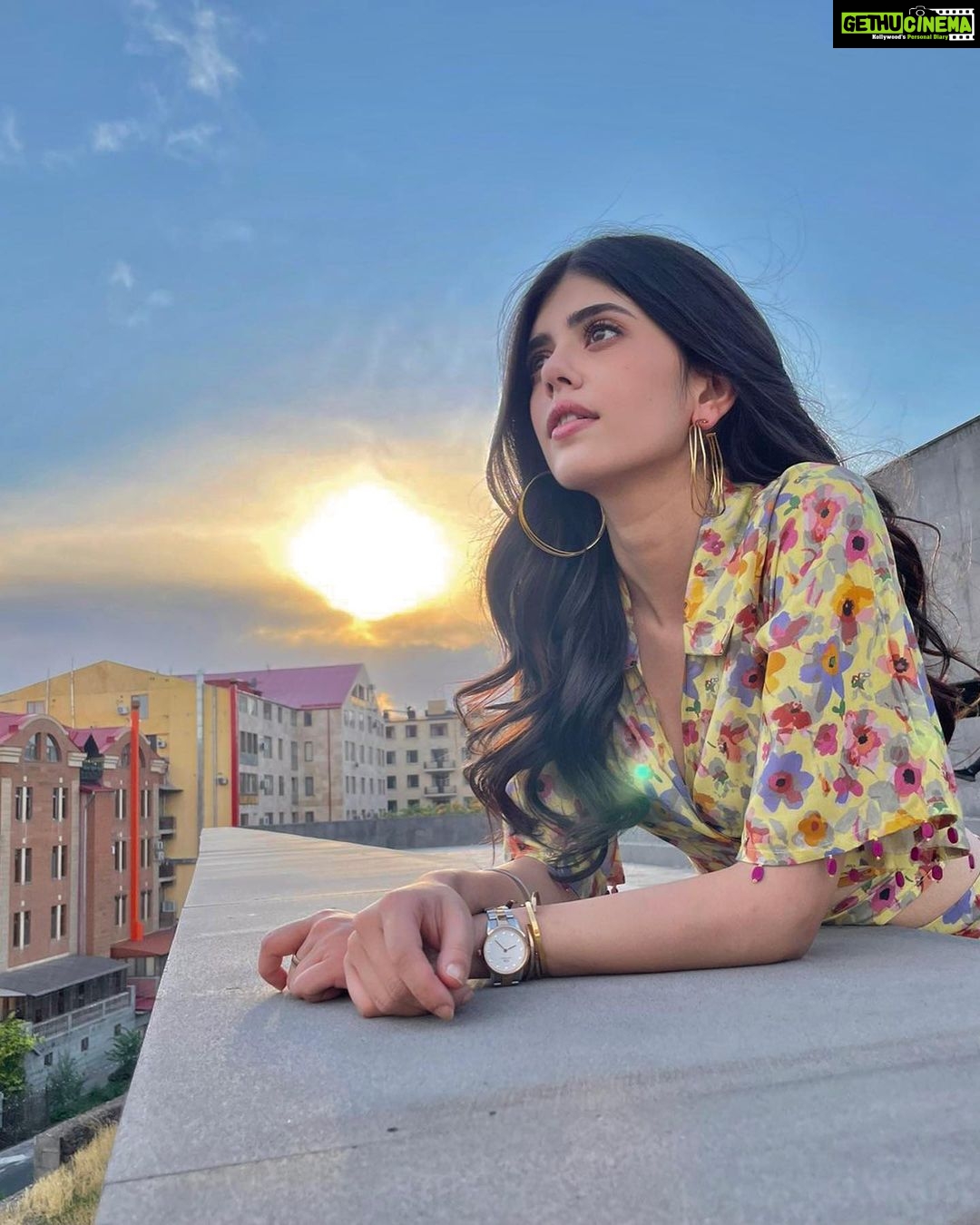 Sanjana Sanghi Instagram - Never met a sunset I didn’t like ☀️ 🌍 • A #PhotoDump from a walk back from set after a long, bright & beautiful day of filming 🎥 - focus shift to finding the right kebabs to be devoured for dinner 🥘 • Yerevan, Armenia