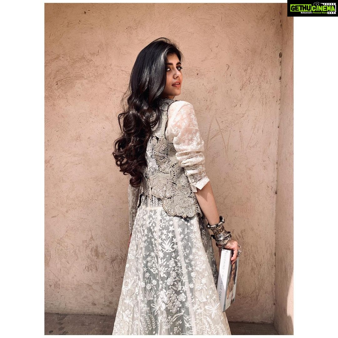 Sanjana Sanghi Instagram - Hope you aren’t denying yourself the magic of books to find your answers & your sense of calm. 🤍✨ They’ve been my respite longer than I can remember. #WorldBookDay _______________ 👗 @hoorvi.j.valaya / wearing @anamikakhanna.in @rahulmishra_7 @shivanandnarresh @amrapalijewels @trovluxe @chalkstudio 💄 @shrutiandyashwini 📸 @jjvalaya_the.other.side