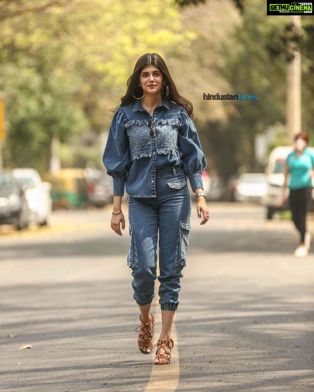 Sanjana Sanghi Instagram - Here’s to nostalgia, memories, home and everything warm yummy & fuzzy in between 🤎 To the gullies around school & college where we both lost & found ourselves. To the Chhole Bhature & Golgappas that were always caught between having limited pocket money and an endless appetite. To the Tandoori Momos in the middle of college that tasted unreal even on the hottest summer days. @hindustantimes : thank you for indulging me with this trip down memory lane in my Dilli, making me do all the things that constituent every element of who I am. Mazza aa gaya. 🤍✨ #NoPlaceLikeHome @rishazod . . . . Wearing : @mellowdrama_official New Delhi