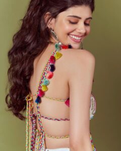 Sanjana Sanghi Instagram - A big smile in the spirit of celebration of our beautiful nation, the core message of #MehendiWaaleHaath and the endless love you have shown our song. 🙏 

Happy Republic Day! 🇮🇳