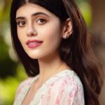 Sanjana Sanghi Instagram - . . Very little gives me as much joy as marching hand in hand together with the youth of our country towards a future that is bright and boundless. @soschildrensvillagesindia - Thank you for doing all that you do and trusting me so deeply. ______ Posted @withregram • @soschildrensvillagesindia We are thankful to Sanjana Sanghi, Youth Champion of SOS Villages of India for sharing her journey with us and inspiring youth at SOS Children’s Villages of India. Her work with us & constant support takes away many of their fears with regards to building their futures and boosted their confidence! 🙋 #SOSIndia #NoChildAlone #ThickerThanBlood #SanjanaSanghi #nonprofit #education #donate #SOS #SOSCV #SOSChildrensVIllages #india #children #support #socialgood #community #donation #dogood #help #hope #change #givingback #giveback #humanrights #childrensrights #childrights #family #NGO