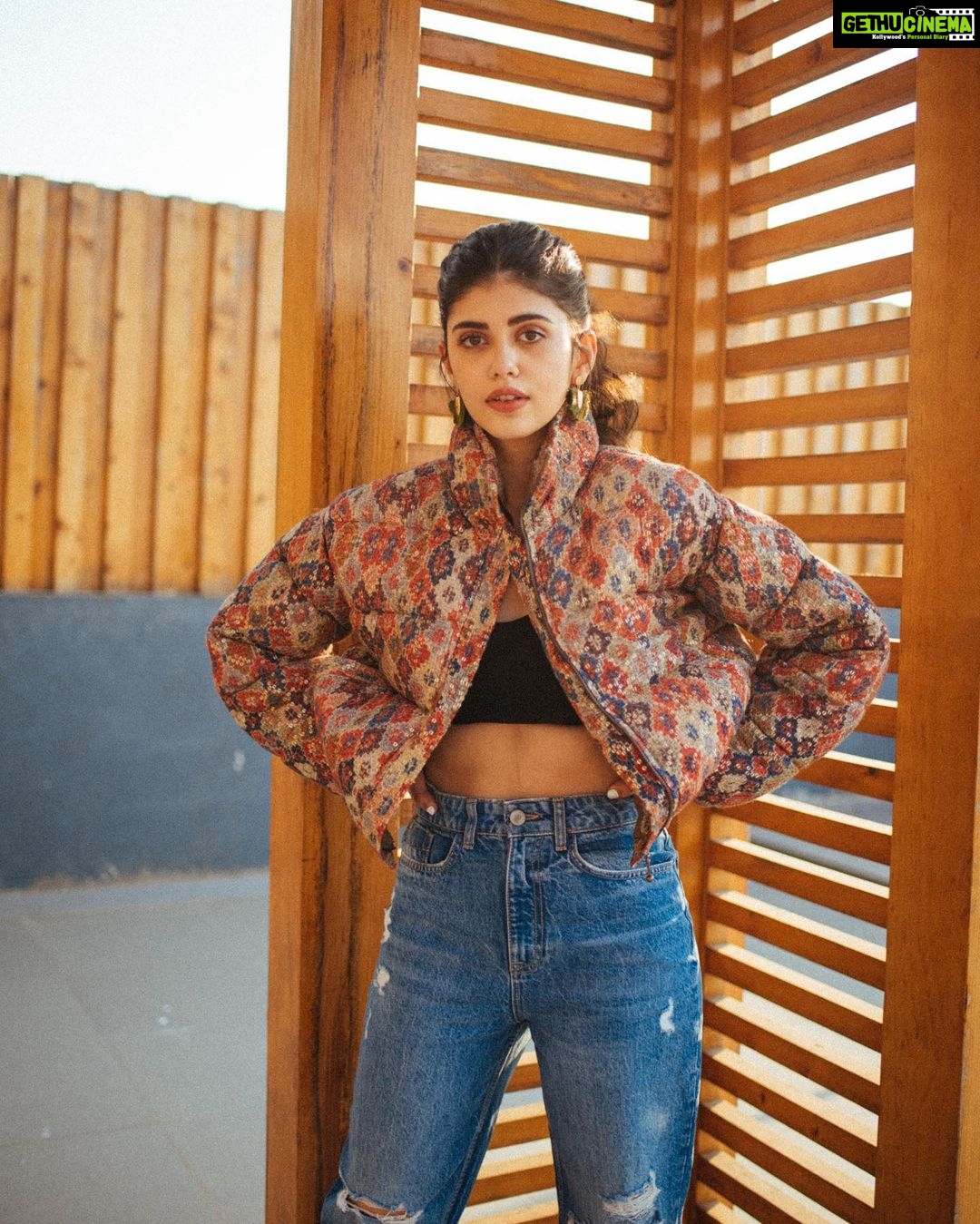 Sanjana Sanghi Instagram - Catch your breath. Step out of that blinding pace of the everyday. There’s warm sunsets to catch. #NoteToSelf 📸: @bharat_rawail - my special one; the one who’s lens helps me find myself. . . . . 💄 👗 : @divyashetty_ @pallakhshah • @nikitamhaisalkar @shopeurumme
