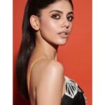 Sanjana Sanghi Instagram - Your tomboy managed to jump into her first ever gown to go grab the most special Times Power Woman Debutant Performer of The Year ✨🤎 #TimesPowerWomen2020 @who_wore_what_when • @mehakoberoi • @anurag_kabburphotography @karleofashion •