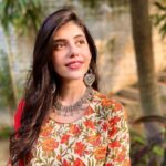 Sanjana Sanghi Instagram - The Power Of Education with @teachforindia #TodaysTeens • That smile on my face is simply because academia, working with students and contributing towards educational upliftment in any & every way has long been the only thing in the world gives me as much joy as performing in front of the camera does. Being a friend of, and Hope Empowerer with Teach For India for me is a blessing & honor. 🙏 For all of us who don’t know what it’s like to not be able to go to school for over 6 months because a deadly virus suddenly began plaguing the world - we may never be able to understand the problems students like Afsar and Shiksha are facing today. The least we can do is try? I’m so so proud of them, their zeal, their bravery and their ability to never be bogged down by the crippling limitations of their circumstance. Here’s to every single student fighting all odds and continuing to grow amidst this Education Crisis. You’re incredibly brave. Let nobody & nothing make you believe otherwise. ❤️ #PowerOfEducation #Covid19 #EducationCrisis #SustainableDevelopmentGoals