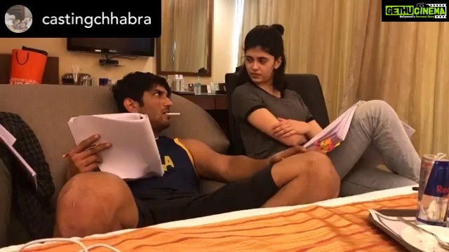 Sanjana Sanghi Instagram - Moments. Memories. Experiences. Learning. Creation. Liberation. Unison. Yet another one of the endless moments Iβd do anything to relive : Manny, Kizie, Ma-Baba and Durgesh Bhaiya sit down to workshop & do a reading of their favourite script, Dil Bechara. β€οΈπ #ThinkingOfYou #JusticeForSushant #CBIForSSR Thank you for sharing. Posted @withregram β’ @castingchhabra Reading #workshop #BTS @sushantsinghrajput π@sanjanasanghi96 @swastikamukherjee13 @durgesh.kumar.14289210 π best days #dilbechara #jamshedpur Jamshedpur
