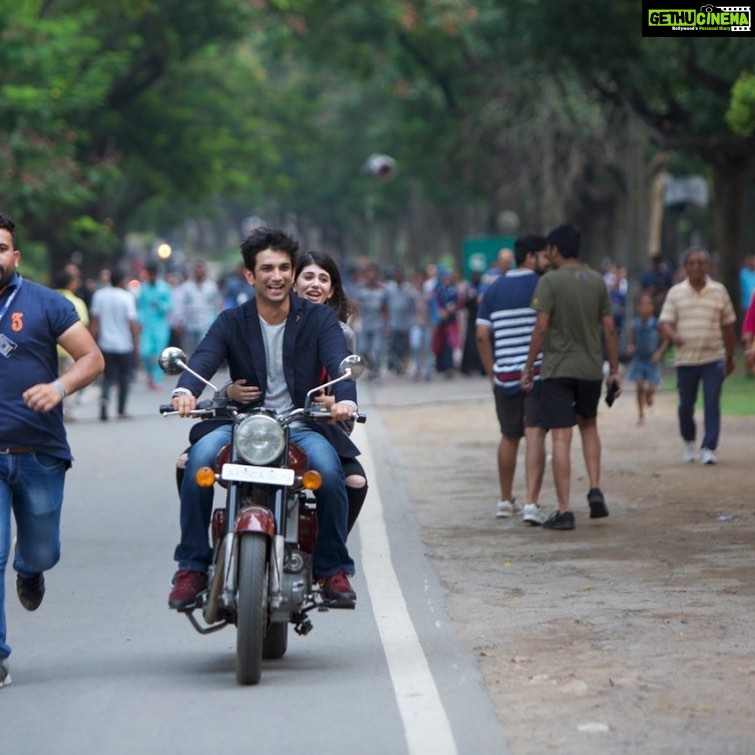 Sanjana Sanghi Instagram - Taare Gin Soye Bin, Saare Gin.🎵 Manny, Kizie aur #DilBecharaFever ka ek hafta aaj complete bhi ho gaya hai. Yakeen nahi hota. This image? It’s the joy of us creating #TaareGin with the love & support of the people of Jamshedpur right behind us. It’s laughter. It’s joy. #FavouriteMomentsFromSet Praying for peace & justice. #SushantSinghRajput