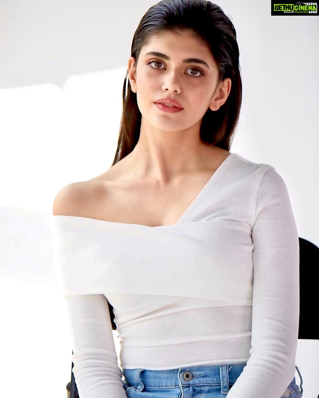 Sanjana Sanghi Instagram - Thank you @vogueindia ♥️ Vogue Glow Getter 🤩🤍 | Story in the iconic “My Beautiful Life Series” by @vogue | A huge heap of gratitude to kindest team at Vogue for this incredibly special conversation. Vogue India, April 2020 issue Free digital subscription for this month!