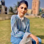 Sanjana Sanghi Instagram - No Thursday blues here! 💙🤍💙 . . For @istoria2020_ , Panel : Partakers in the Changing Dynamics of The Entertainment Industry, St Xavier’s College Mumbai. . . | 💄 👗 👧 🖤 : @bornaliicaldeira x @trisaradesign x @elishab_mua x @aazamalihusain30 | Mumbai, Maharashtra