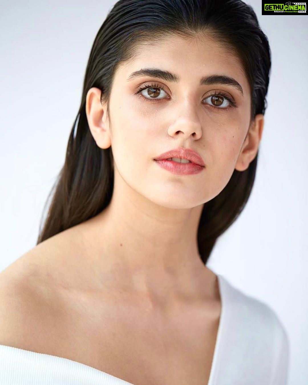 Sanjana Sanghi Instagram - Thank you @vogueindia ♥️ Vogue Glow Getter 🤩🤍 | Story in the iconic “My Beautiful Life Series” by @vogue | A huge heap of gratitude to kindest team at Vogue for this incredibly special conversation. Vogue India, April 2020 issue Free digital subscription for this month!
