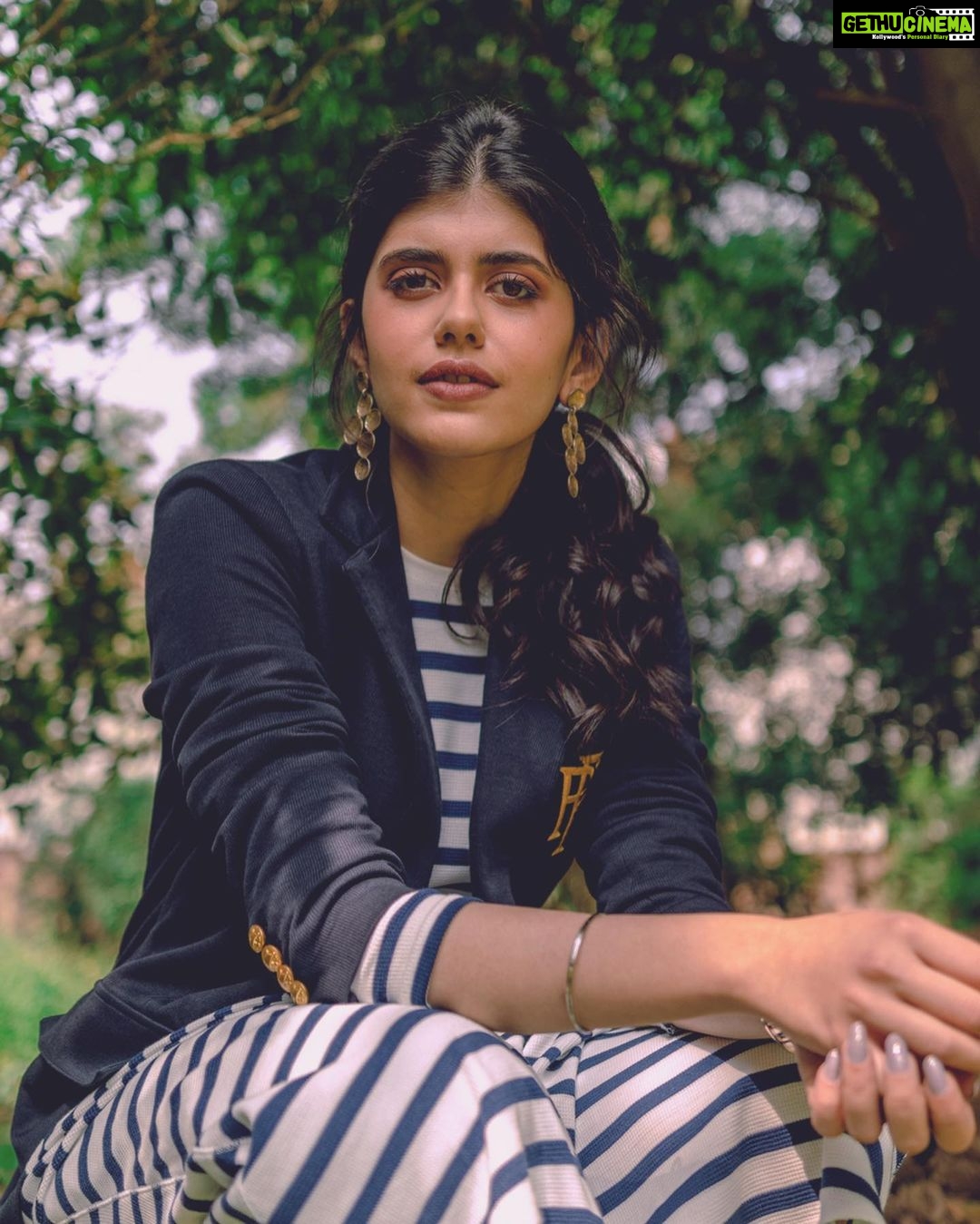 Sanjana Sanghi Instagram - 08•03•2020, a special special day. 🖤 • @aarohan_ngo x @atijeevan x @unwomen • Also, hi spring! 🌸