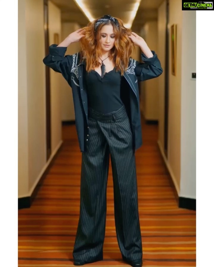 Sanjeeda Sheikh Instagram - #maintebapu 22nd April #promotions #ludhiana Designer @rezachirag Hair @ishansupriyamilind Makeup @makeupbysabashaikh PA @nikkiee309 favorite