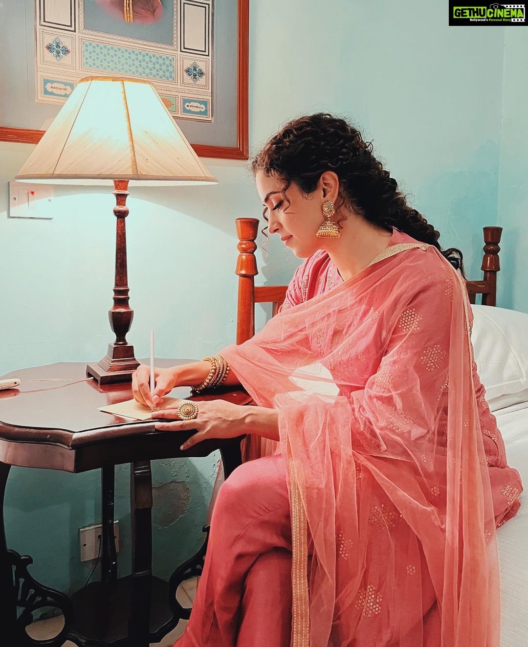 Sanya Malhotra Instagram - πΈπ« Jo raat aayi to sitaare ban gaye β’ β’ π @shoppers_stop