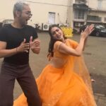 Sara Ali Khan Instagram - The most accurate form of appearance VS reality 🎃🎃🎃 Wild and crazy is just our mentality 🤪 Love @the.mad.hair.scientist so excuse the partiality 🥰 Also since he’s the only one that will part-take in this abnormality 💁🏻‍♀️ We are simple souls in actuality but please watch us take over the locality 🙏🏻