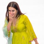 Sara Ali Khan Instagram - 🇮🇳🇺🇸🙏🏻👋🤗 #JRProductions @abhi_celebbazaar @darshanpateldallas @patelbrothers @mumtazfashions @shizaahmedmakeup