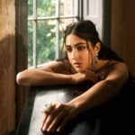 Sara Ali Khan Instagram - Don’t know why 💁🏻‍♀️ I’m feeling shy ☺️ Anyway just saying hi 🙏🏻 Thanks Darshaks bye bye 👋 @khushmag Editor-in-chief: Sonia Ullah (@Sonia_Ullah) Photographer: Vansh Virmani (@VanshVirmani) Wearing: Shyamal & Bhumika (@ShyamalBhumika) Creative Director: Manni Sahota (@ManniSahota_) Fashion Editor: Vikas Rattu (@Vikas_R) Fashion Stylists: Tanishq Malhotra (@TanishqMalhotraa) and Zahra Sarfraz (@ZahraSarfraz) Interview by: Nupur Sarvaiya (@NupurSarvaiya) Makeup: Gini Bhogal (@GiniBhogal) Hair: Christopher Gatt (@ChristopherGattHair) Nails: Jade Ford (@JadeFordLondon) Artist PR: Spice (@SpiceSocial)