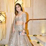 Sara Ali Khan Instagram - Diwali nights 🎊🎊🎊 It’s the festival of lights 🪔🪔🪔 Forget all the pettiness and fights 💝💝 Just enjoy mithai and sweet bites 🍡🍡🍡 @manishmalhotra05 @yogenshah_s