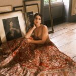 Sara Ali Khan Instagram - Don’t know why 💁🏻‍♀️ I’m feeling shy ☺️ Anyway just saying hi 🙏🏻 Thanks Darshaks bye bye 👋 @khushmag Editor-in-chief: Sonia Ullah (@Sonia_Ullah) Photographer: Vansh Virmani (@VanshVirmani) Wearing: Shyamal & Bhumika (@ShyamalBhumika) Creative Director: Manni Sahota (@ManniSahota_) Fashion Editor: Vikas Rattu (@Vikas_R) Fashion Stylists: Tanishq Malhotra (@TanishqMalhotraa) and Zahra Sarfraz (@ZahraSarfraz) Interview by: Nupur Sarvaiya (@NupurSarvaiya) Makeup: Gini Bhogal (@GiniBhogal) Hair: Christopher Gatt (@ChristopherGattHair) Nails: Jade Ford (@JadeFordLondon) Artist PR: Spice (@SpiceSocial)