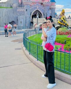 Sarah Khan Instagram - Disneyland 💕

Disneyland vlog is out 
Link in bio ⬆️