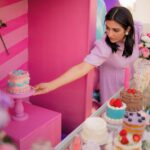 Sarah Khan Instagram - Celebration of Alyana’s first birthday 💕🎂🍭🍰 MASHALLAH 📸 @abdulsamadzia