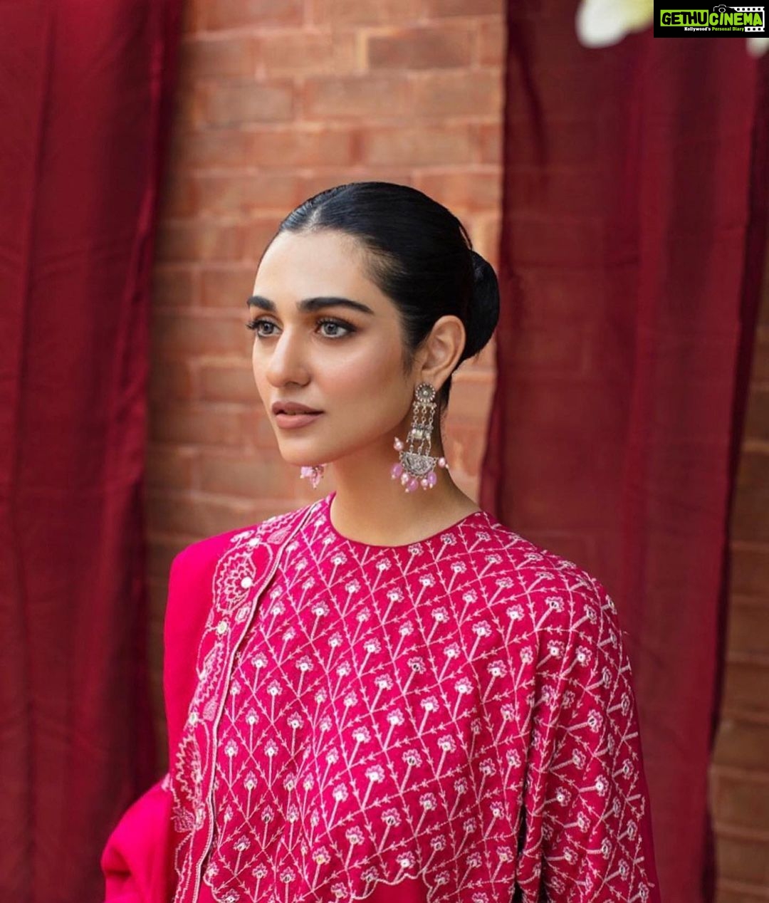 Sarah Khan Instagram - @crossstitch_official 💕