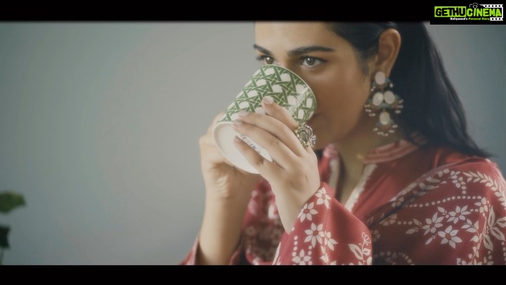 Sarah Khan Instagram - @crossstitch_official presents their Unstitched Premium Cotton Satin, a collection filled with some of my favourite designs and colors! 🤍 Prebook now | Available in stores nationwide on 24th ✨