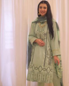 Sarah Khan Instagram - 💕 Wearing @cyanclothingstore Jewellery @kohar_jewel