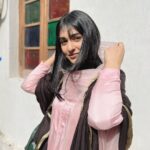 Sarah Khan Instagram – How was the episode? #wabaal

Wearing @pinkcarnationofficial