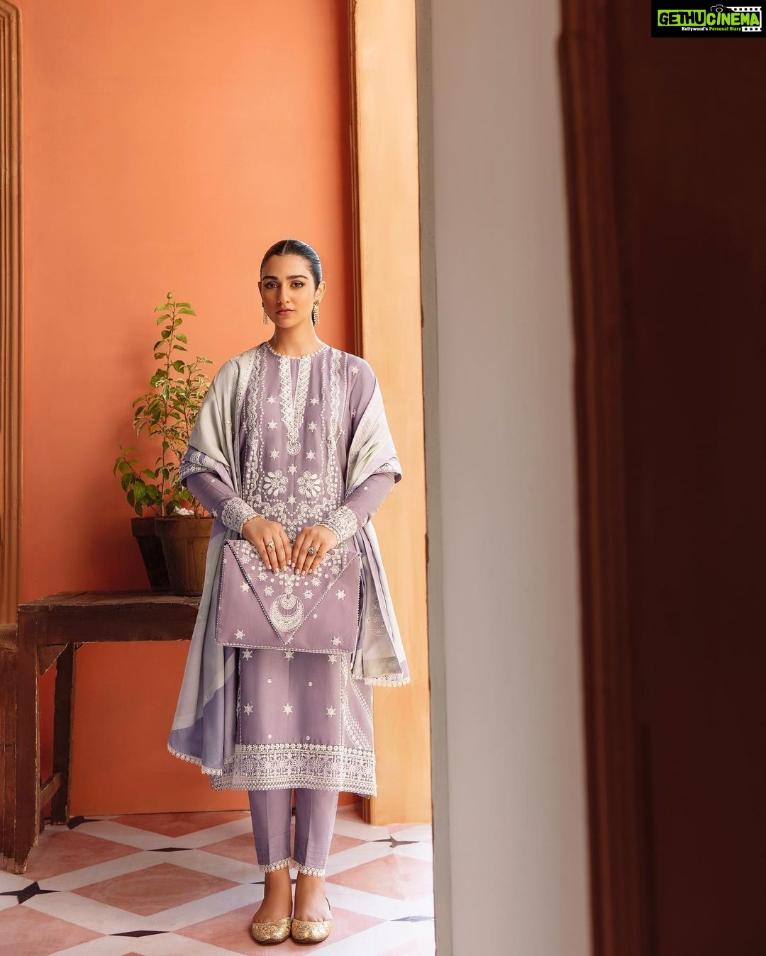 Sarah Khan Instagram - Loved being a part of @crossstitch_official ‘s thoughtful campaign that prioritizes what we often forget in our fast-paced lives – ‘Sukoon’. “Duniya k shor mei insaan apni purani dosti aur yaadon ko peechay chor kar maujooda zindagi mai itna masroof ho jata hai k wo ander k sukoon ko mehsoos karna bhool jata hai. Buss yehi khayal mujhay sakoon ki talash mein shor se duur le aya.” #SarahKhan #crossstitchgirls #crossstitchpk #cottonsatin #unstitched #crossstitch #csxsarahkhan #cselflove #Sukoon #smalljoysoflife #momentsofcalm #unstitchedcottonsatin