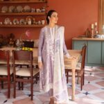 Sarah Khan Instagram - Loved being a part of @crossstitch_official ‘s thoughtful campaign that prioritizes what we often forget in our fast-paced lives – ‘Sukoon’. “Duniya k shor mei insaan apni purani dosti aur yaadon ko peechay chor kar maujooda zindagi mai itna masroof ho jata hai k wo ander k sukoon ko mehsoos karna bhool jata hai. Buss yehi khayal mujhay sakoon ki talash mein shor se duur le aya.” #SarahKhan #crossstitchgirls #crossstitchpk #cottonsatin #unstitched #crossstitch #csxsarahkhan #cselflove #Sukoon #smalljoysoflife #momentsofcalm #unstitchedcottonsatin