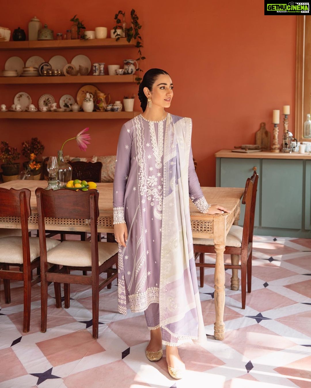 Sarah Khan Instagram - Loved being a part of @crossstitch_official ‘s thoughtful campaign that prioritizes what we often forget in our fast-paced lives – ‘Sukoon’. “Duniya k shor mei insaan apni purani dosti aur yaadon ko peechay chor kar maujooda zindagi mai itna masroof ho jata hai k wo ander k sukoon ko mehsoos karna bhool jata hai. Buss yehi khayal mujhay sakoon ki talash mein shor se duur le aya.” #SarahKhan #crossstitchgirls #crossstitchpk #cottonsatin #unstitched #crossstitch #csxsarahkhan #cselflove #Sukoon #smalljoysoflife #momentsofcalm #unstitchedcottonsatin