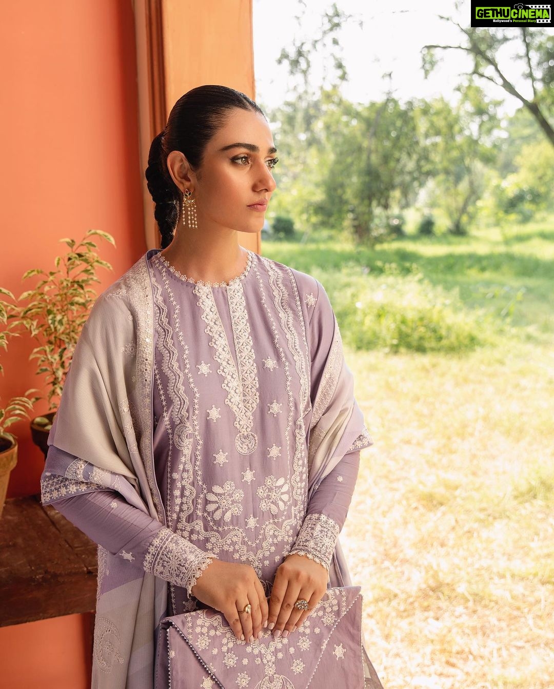 Sarah Khan Instagram - Loved being a part of @crossstitch_official ‘s thoughtful campaign that prioritizes what we often forget in our fast-paced lives – ‘Sukoon’. “Duniya k shor mei insaan apni purani dosti aur yaadon ko peechay chor kar maujooda zindagi mai itna masroof ho jata hai k wo ander k sukoon ko mehsoos karna bhool jata hai. Buss yehi khayal mujhay sakoon ki talash mein shor se duur le aya.” #SarahKhan #crossstitchgirls #crossstitchpk #cottonsatin #unstitched #crossstitch #csxsarahkhan #cselflove #Sukoon #smalljoysoflife #momentsofcalm #unstitchedcottonsatin