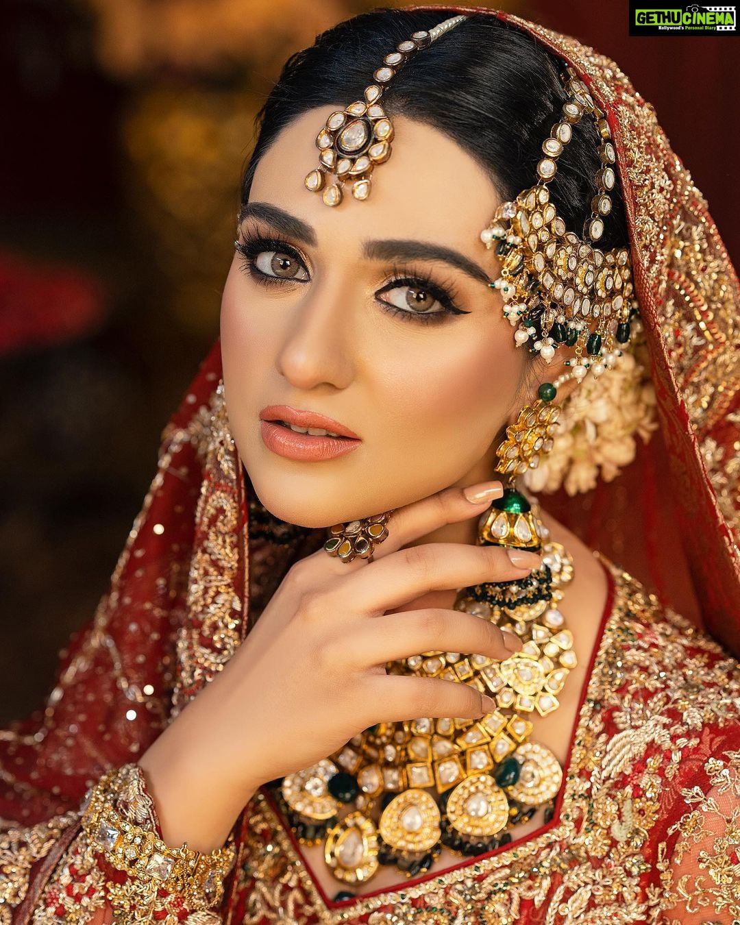 Sarah Khan Instagram - Amazing experience with @makeovers_by_amaima for their Signature Bridal Campaign 2022/23. Dress @farahandfatima Jewellery @opalbymadihaihsan Photographer @bilalsaeedphotography Style @stylebykiranraza