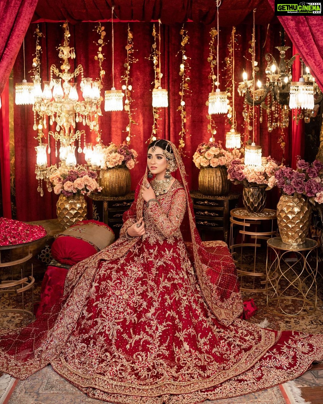 Sarah Khan Instagram - Amazing experience with @makeovers_by_amaima for their Signature Bridal Campaign 2022/23. Dress @farahandfatima Jewellery @opalbymadihaihsan Photographer @bilalsaeedphotography Style @stylebykiranraza