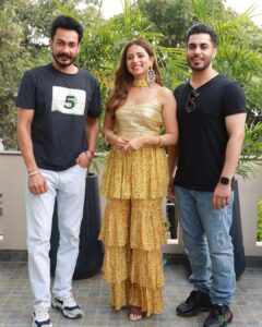 Sargun Mehta Instagram - Thank you gorey te rabbi de pyaar nu amar karan layi❤️❤️ . #MOH in theatres near you 🤗 Wearing - @breathebyaakankshasingh Jewellery - @daakghar.in Styled - @devs213
